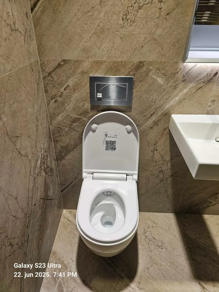 Geberit AquaClean Alba tuš wc i Sigma30 tipka za aktiviranje